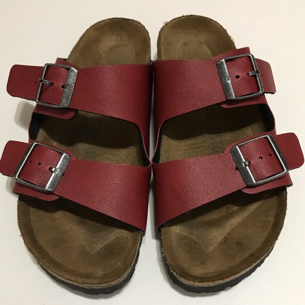Birkenstock Arizona in  “Pull Up Bordeaux”